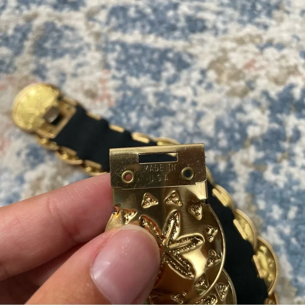 VINTAGE- Sand Dollar Gold Tone Medallion Stretchy Belt 22” Women’s